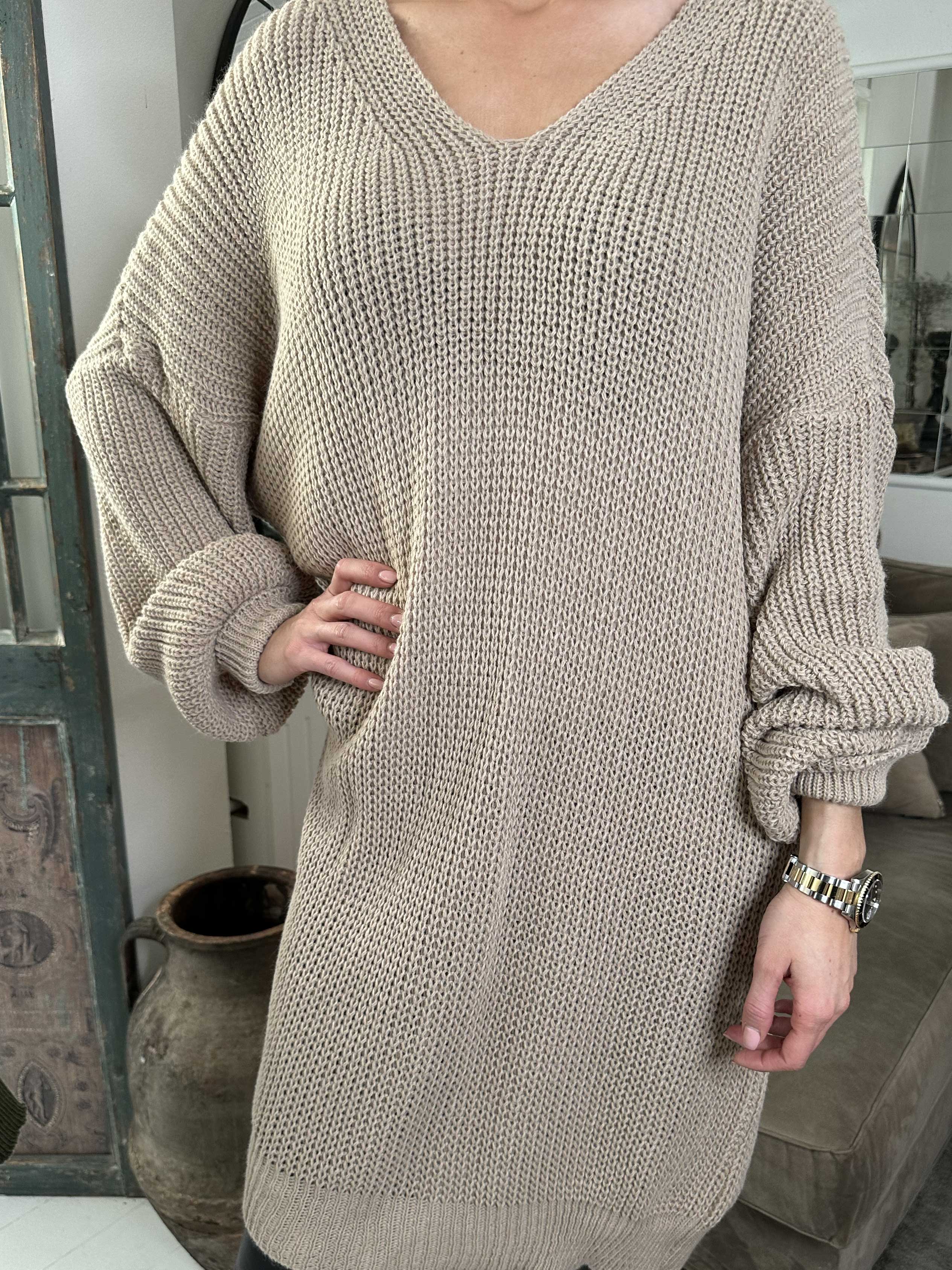 Diana - Fin stickad klänning med ballongärmar och rosetter